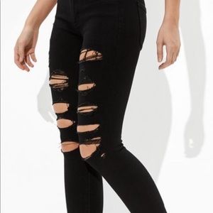 BLACK AMERICAN EAGLE DISTRESSED JEANS